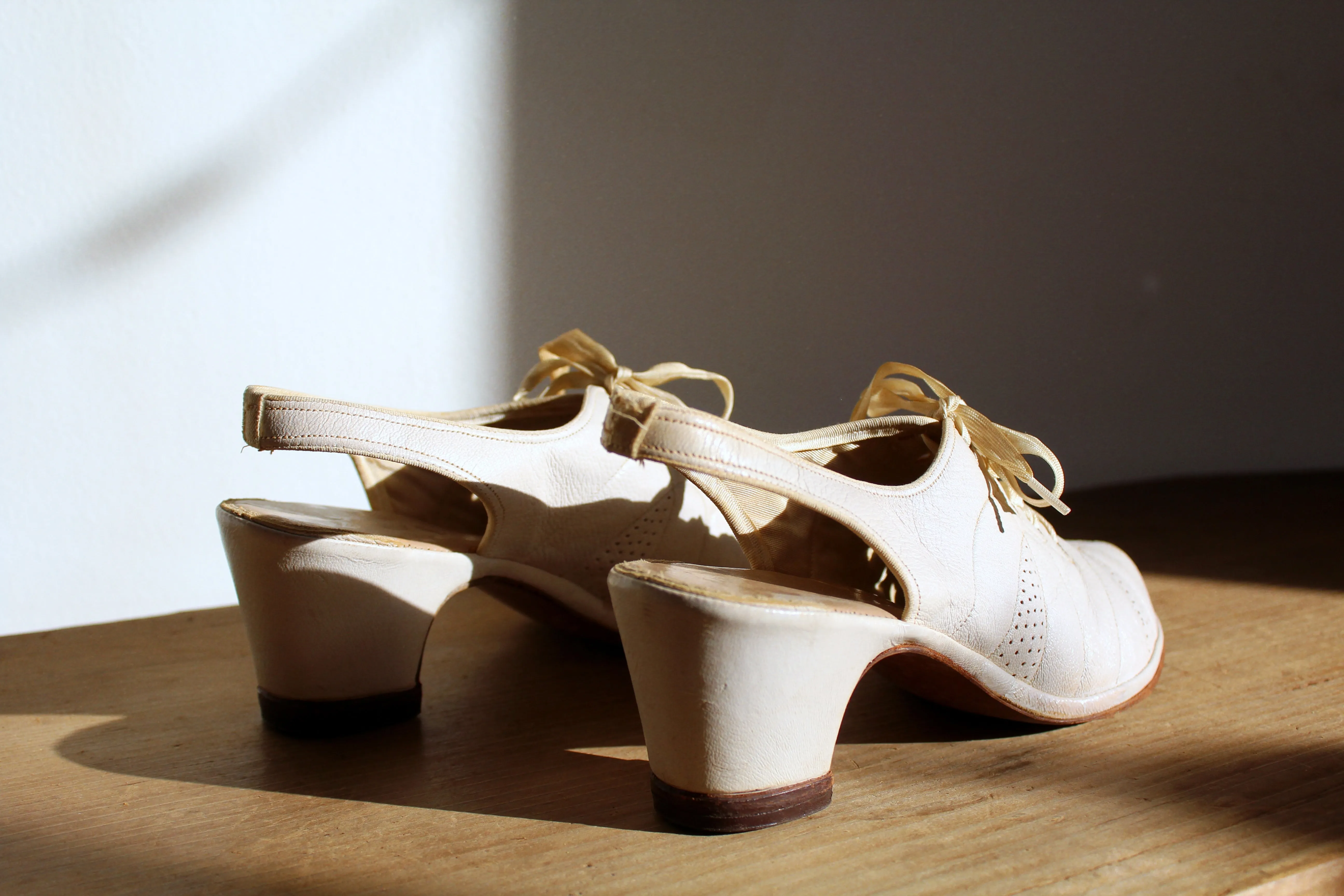 1940s White Quilted Leather Lace Up Heels - Size 7