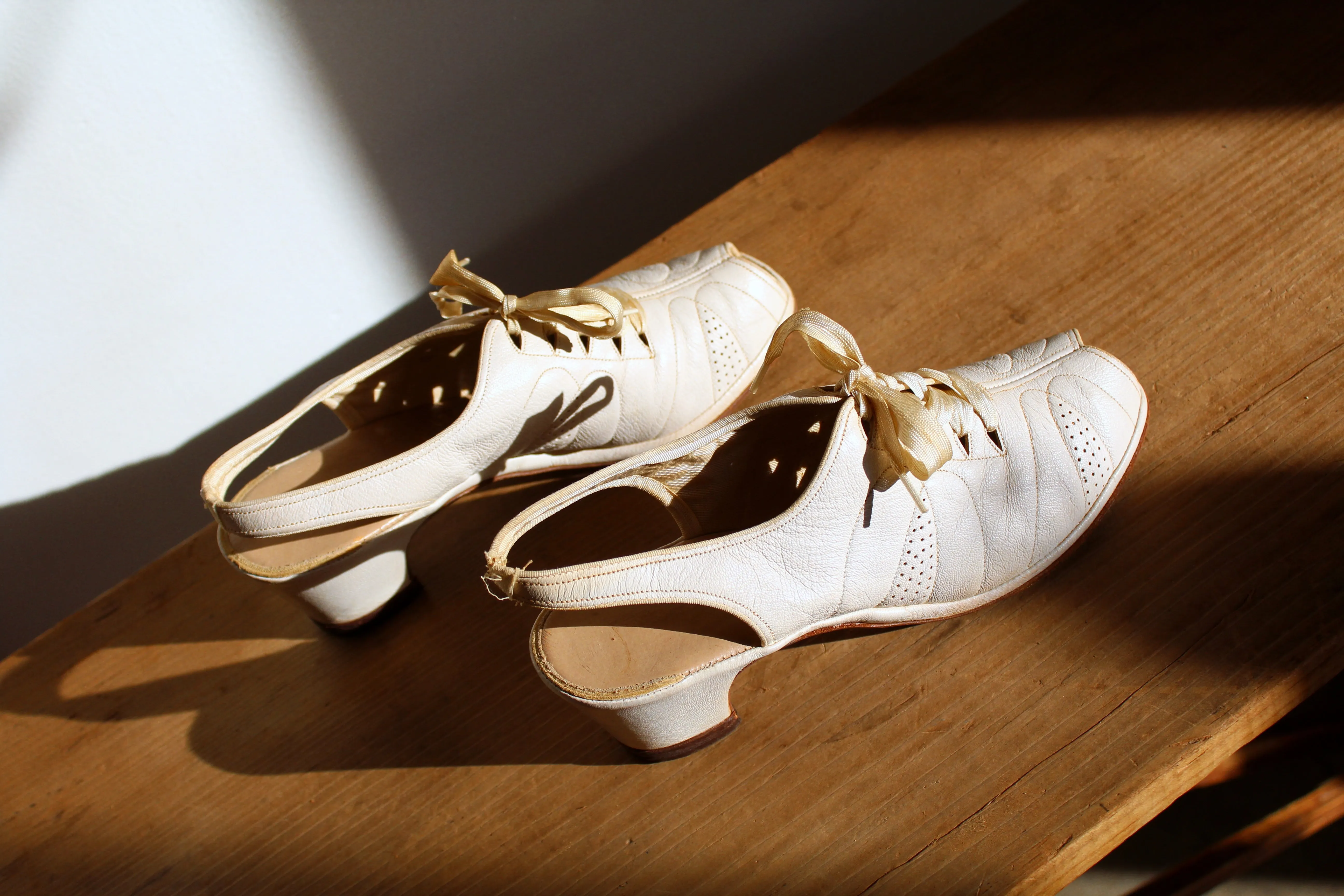 1940s White Quilted Leather Lace Up Heels - Size 7