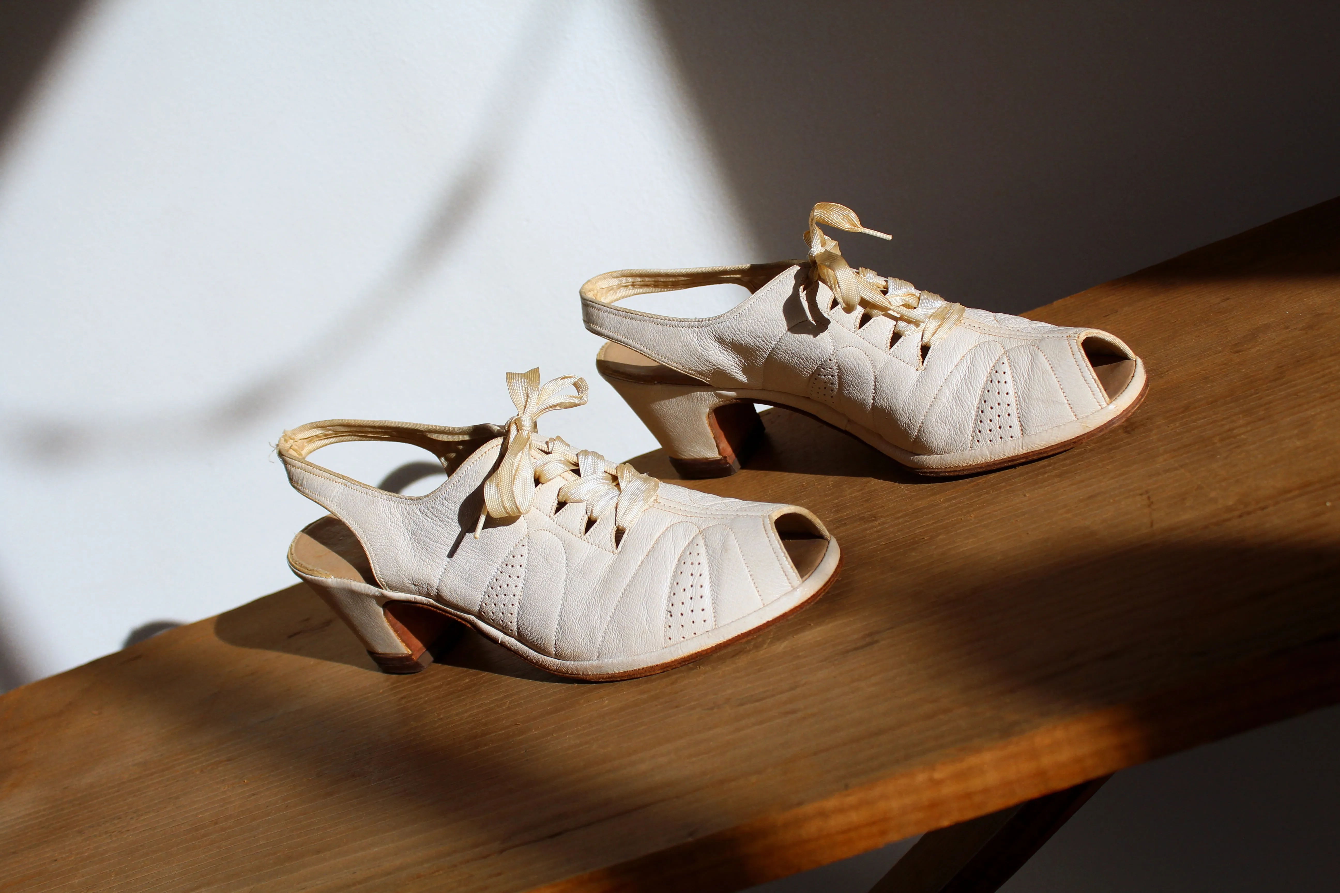1940s White Quilted Leather Lace Up Heels - Size 7