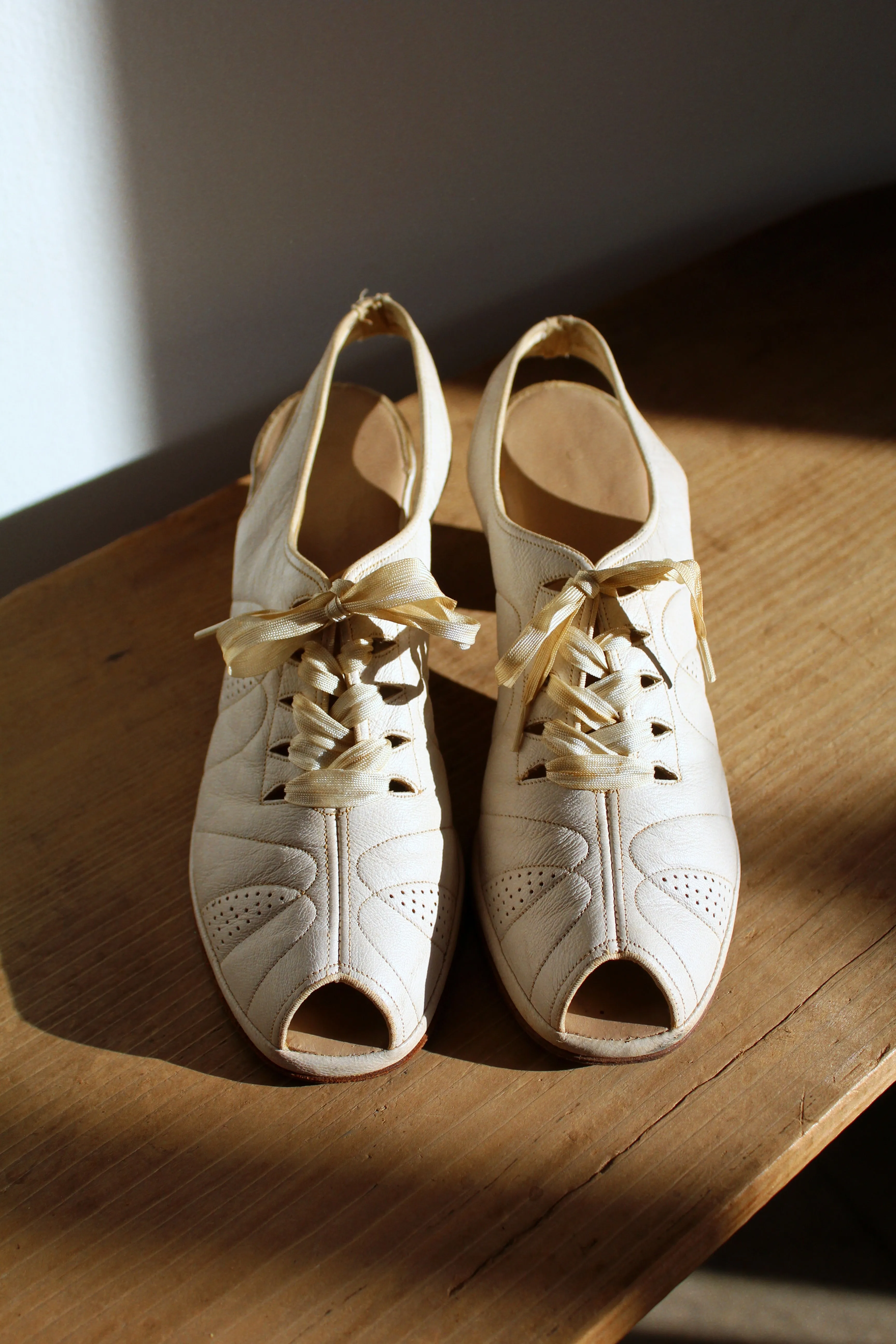 1940s White Quilted Leather Lace Up Heels - Size 7