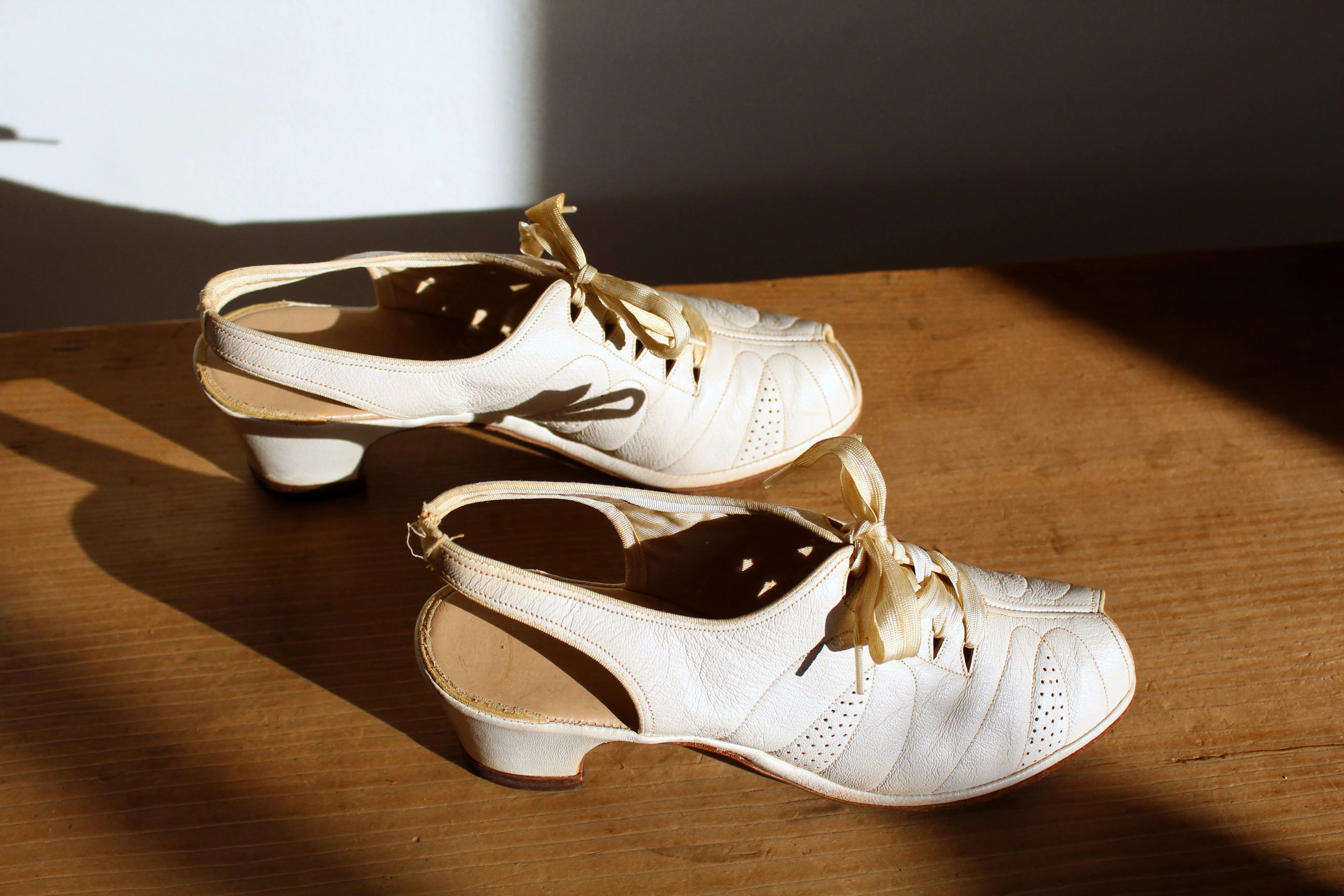 1940s White Quilted Leather Lace Up Heels - Size 7